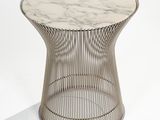 une table d'appoint avec un plateau en marbre blanc et un piètement en fil métallique