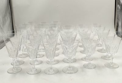 un grand nombre de verres à vin posés sur une table