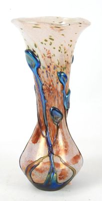 un vase en verre posé sur une table