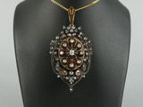 un pendentif en or et diamants sur un collier de mannequin