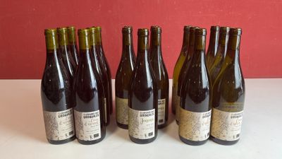 six bouteilles de vin sont alignées sur une table