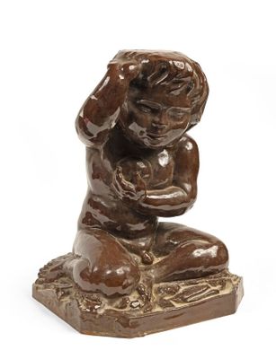 statue représentant un garçon agenouillé sur un rocher, les mains posées sur ses genoux