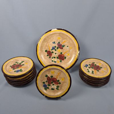 six assiettes ornées de fleurs, empilées les unes sur les autres