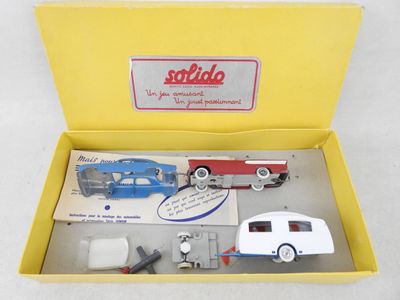 une boîte jaune contenant une petite voiture et d'autres véhicules miniatures
