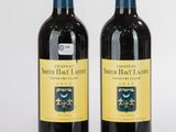 deux bouteilles de vin posées l'une à côté de l'autre sur une table