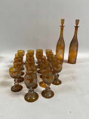 beaucoup de verres et de bouteilles posés sur une table