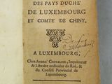 un vieux livre écrit posé sur une table