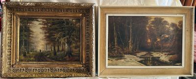 deux tableaux posés l'un à côté de l'autre sur une table