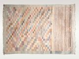 un vieux tapis orné d'un motif multicolore