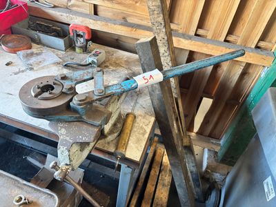 une image d'un établi avec des outils dessus
