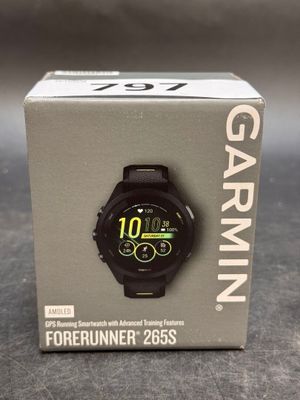 une boîte avec une montre à l'intérieur sur une table