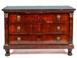 commode ancienne avec dessus en marbre et poignées en laiton