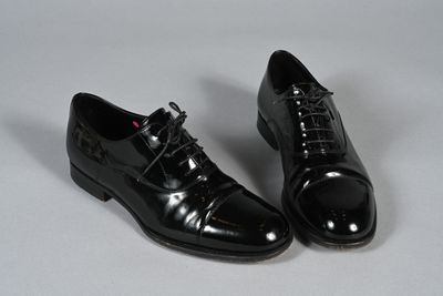 HERMES PARIS. Paire de chaussures de smoking homme en cuir v…