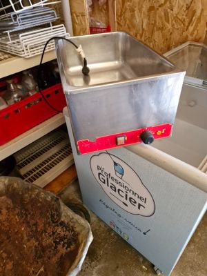 une machine posée par terre à côté d'un évier