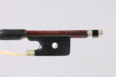 gros plan d'un archet de violon sur fond blanc