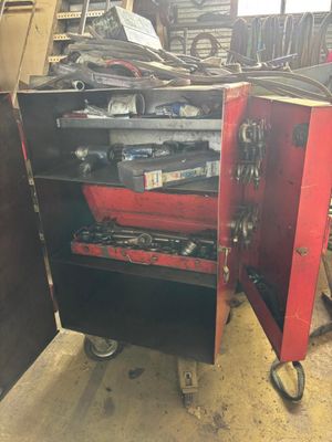 Lot de : armoire rouge de rangement métallique à roues - Photo 1