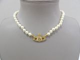 collier plaqué or avec des perles et une breloque en forme d’œil plaquée or