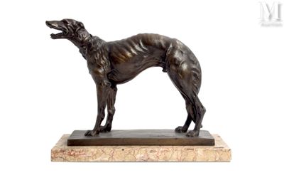 statue d'un chien posée sur un socle en marbre, sur fond blanc