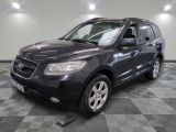 une photo d'un SUV de couleur foncée garé dans un garage