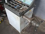 une machine qui se trouve dans un garage avec des outils