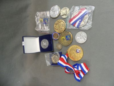 Collection de médailles sportives.