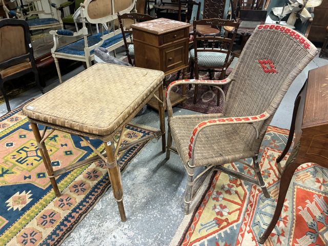 Table et fauteuil en osier. En l’état