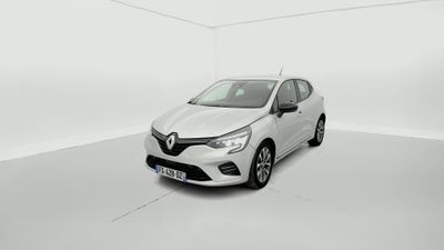 une voiture blanche dans une pièce blanche au sol blanc