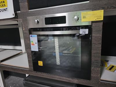un four encastré dans le mur de la cuisine