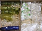 une boîte contenant des bouteilles vides et un parapluie à l'intérieur