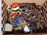 une boîte remplie de bijoux assortis sur une table