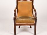 une vieille chaise en bois dont l'assise est recouverte de velours jaune