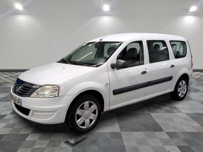 la photo d'une petite camionnette blanche garée dans une pièce