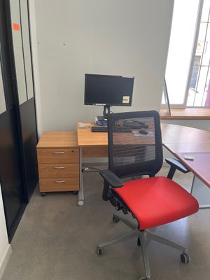 un bureau avec une chaise et un ordinateur dessus