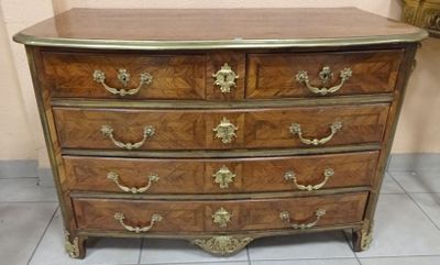 une commode posée sur un sol carrelé