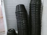 trois piles de gobelets en plastique noirs posées les unes à côté des autres