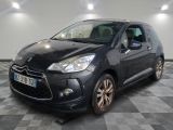 La Citroën noire est garée dans le garage, sur un sol à damier.
