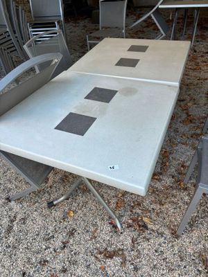 une table et des chaises posées à même le sol à l'extérieur
