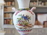 un vase posé sur une table dans une pièce