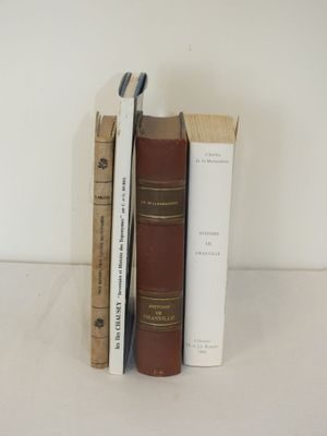 trois livres posés l'un à côté de l'autre sur une table