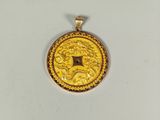 une image représentant un pendentif avec une pièce d'or au centre