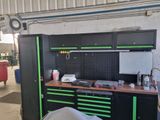un établi dans un garage rempli d'outils de travail