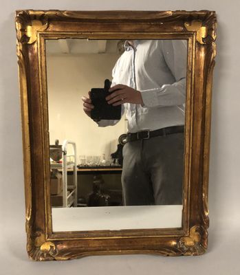 MIROIR de forme rectangulaire à cadre doré.