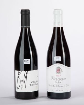 deux bouteilles de vin rouge posées l'une à côté de l'autre sur une table