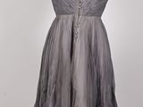 robe grise sur un mannequin sur fond blanc