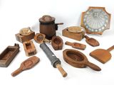 de nombreux objets en bois posés sur la table