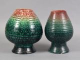 deux vases posés côte à côte sur une table