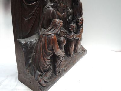 une statue représentant un homme et une femme assis sur un banc
