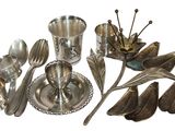 un plateau en argent sur lequel sont disposées des cuillères, des tasses et des cuillères