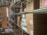 de nombreux cartons sur les étagères de l'entrepôt