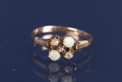 une image représentant une bague en or sertie d'opales et de diamants